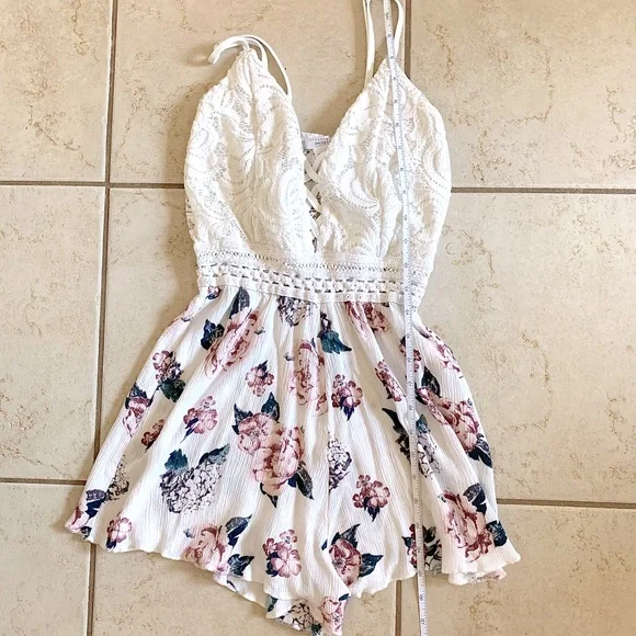*SOLD ON OTHER SITE* Streetwear Society Floral Romper Size Medium - Picture 8 of 12